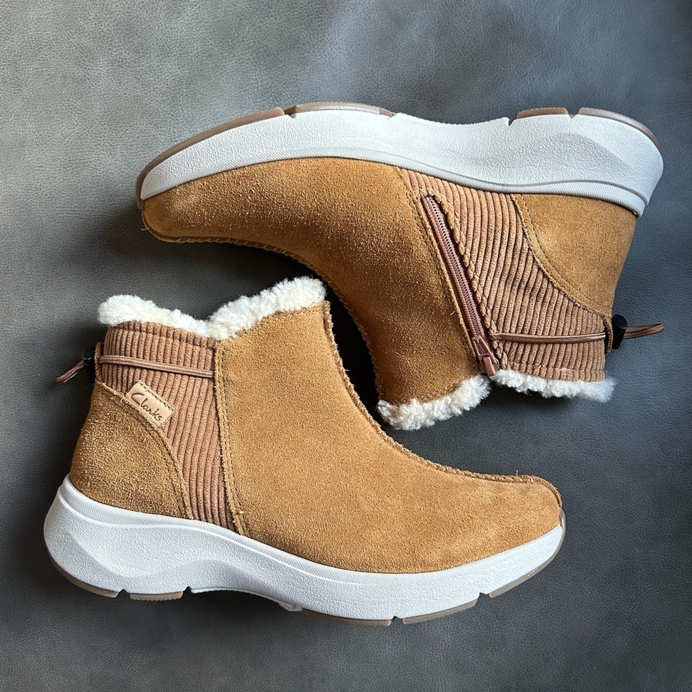 Clarks NWT Women’s Wave 2.0 Alp shoes. Waterproof, tan suede. Size 7.5